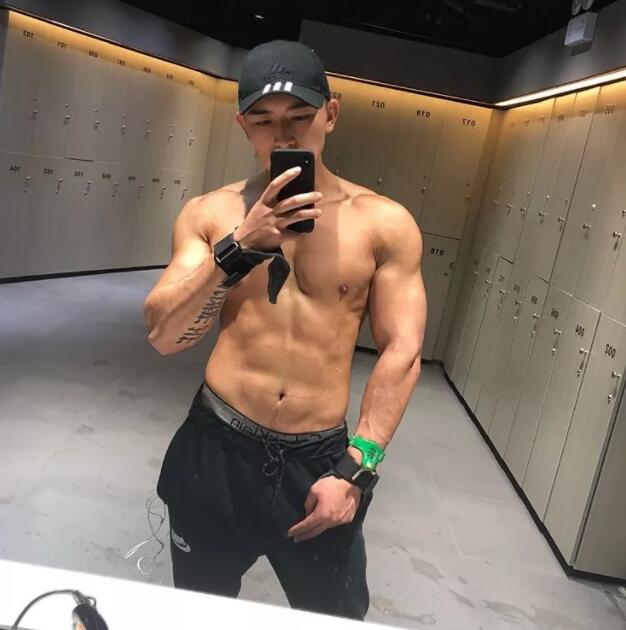 谢梓秋镜头下的吃瓜少年竟是内裤模特？泼水节常客大秀身材尺度超大！ - 51虹马