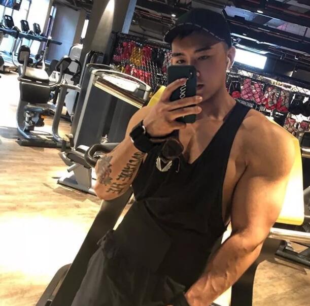 谢梓秋镜头下的吃瓜少年竟是内裤模特？泼水节常客大秀身材尺度超大！ - 51虹马