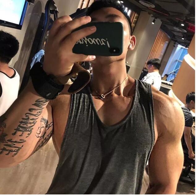 谢梓秋镜头下的吃瓜少年竟是内裤模特？泼水节常客大秀身材尺度超大！ - 51虹马