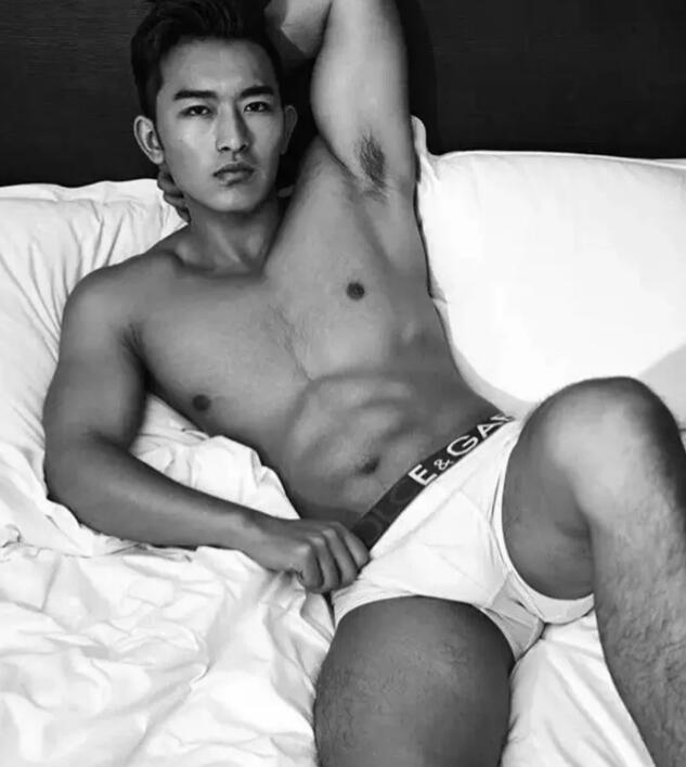 谢梓秋镜头下的吃瓜少年竟是内裤模特？泼水节常客大秀身材尺度超大！ - 51虹马