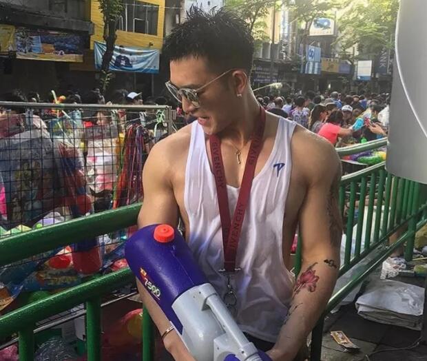 谢梓秋镜头下的吃瓜少年竟是内裤模特？泼水节常客大秀身材尺度超大！ - 51虹马