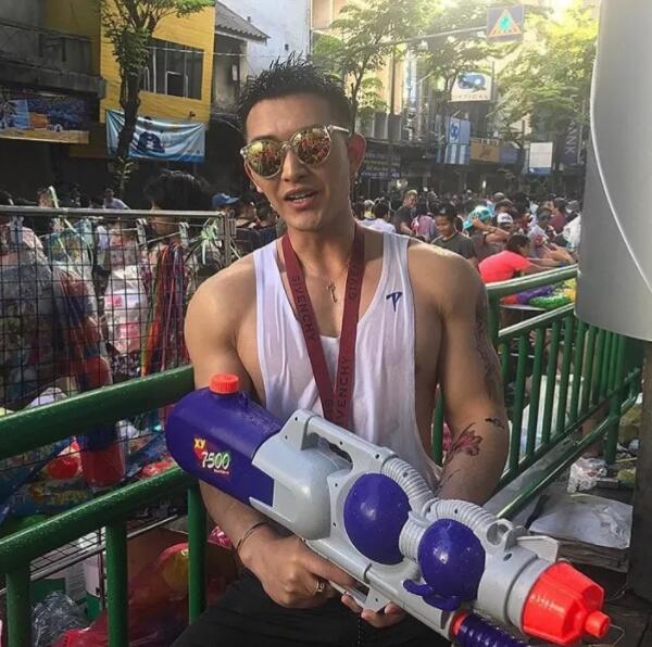 谢梓秋镜头下的吃瓜少年竟是内裤模特？泼水节常客大秀身材尺度超大！ - 51虹马