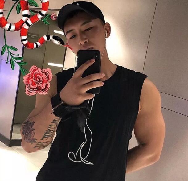 谢梓秋镜头下的吃瓜少年竟是内裤模特?泼水节常客大秀身材尺度超大! - 51虹马 谢梓秋镜头下的吃瓜少年竟是内裤模特?泼水节常客大秀身材尺度超大! - 51虹马