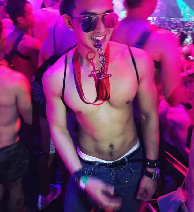 谢梓秋镜头下的吃瓜少年竟是内裤模特?泼水节常客大秀身材尺度超大! - 51虹马 谢梓秋镜头下的吃瓜少年竟是内裤模特?泼水节常客大秀身材尺度超大! - 51虹马