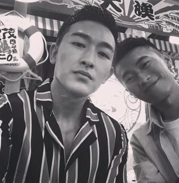 谢梓秋镜头下的吃瓜少年竟是内裤模特？泼水节常客大秀身材尺度超大！ - 51虹马