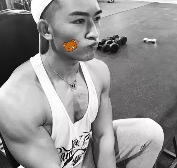 谢梓秋镜头下的吃瓜少年竟是内裤模特？泼水节常客大秀身材尺度超大！ - 51虹马