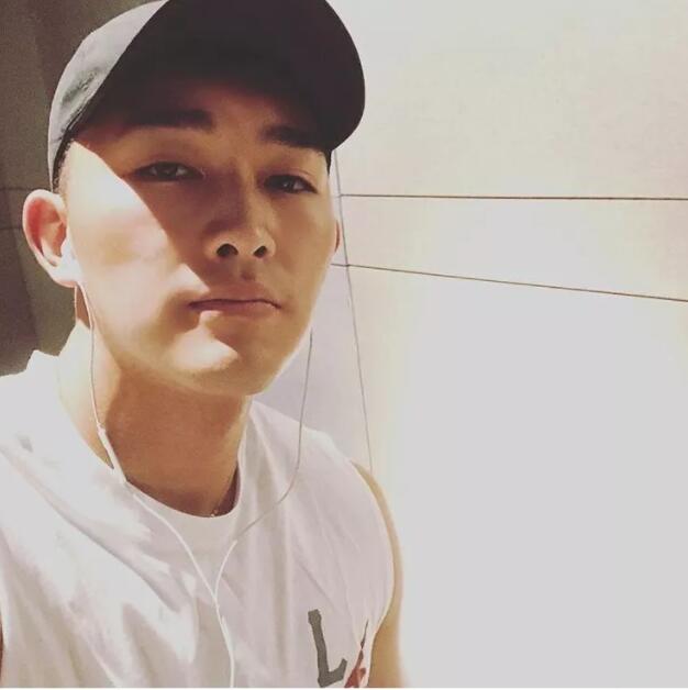 谢梓秋镜头下的吃瓜少年竟是内裤模特？泼水节常客大秀身材尺度超大！ - 51虹马