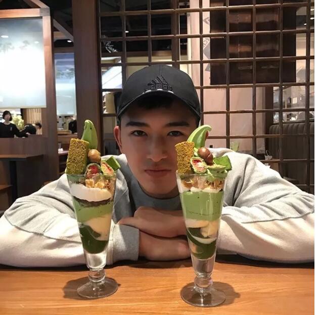 谢梓秋镜头下的吃瓜少年竟是内裤模特？泼水节常客大秀身材尺度超大！ - 51虹马