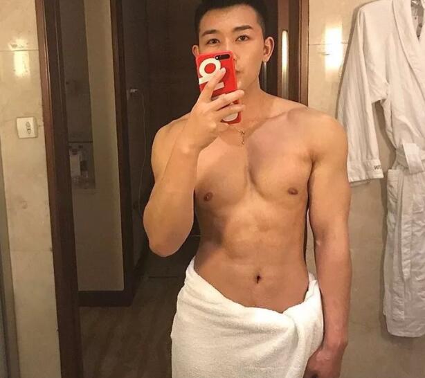 谢梓秋镜头下的吃瓜少年竟是内裤模特？泼水节常客大秀身材尺度超大！ - 51虹马