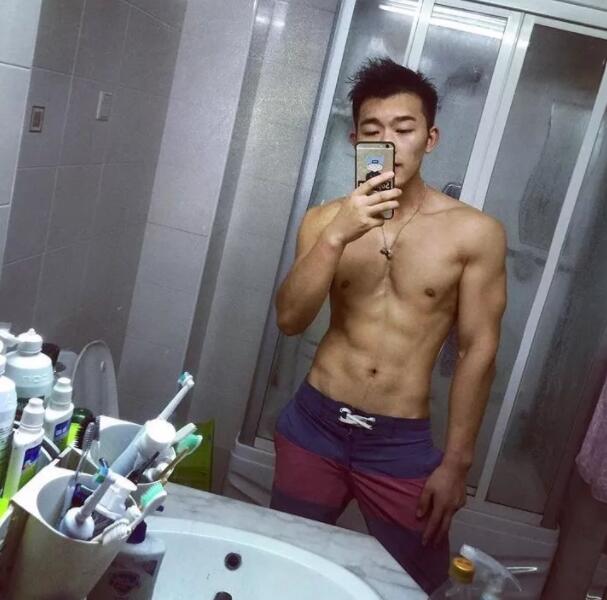 谢梓秋镜头下的吃瓜少年竟是内裤模特？泼水节常客大秀身材尺度超大！ - 51虹马