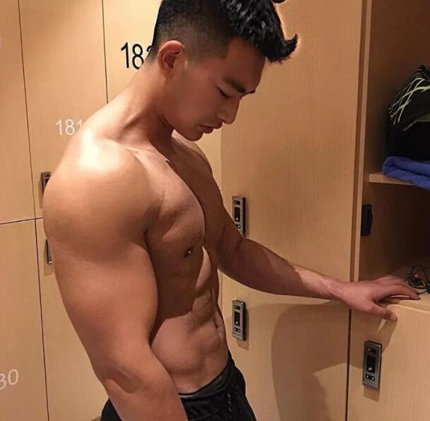 谢梓秋镜头下的吃瓜少年竟是内裤模特?泼水节常客大秀身材尺度超大! - 51虹马 谢梓秋镜头下的吃瓜少年竟是内裤模特?泼水节常客大秀身材尺度超大! - 51虹马