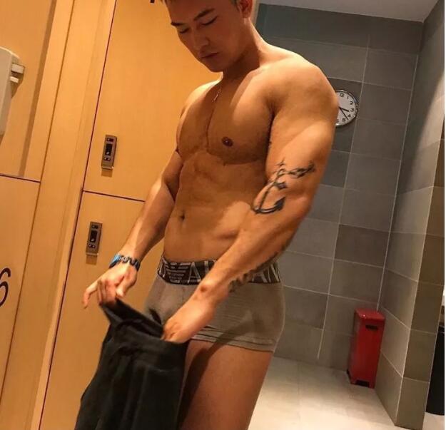 谢梓秋镜头下的吃瓜少年竟是内裤模特？泼水节常客大秀身材尺度超大！ - 51虹马