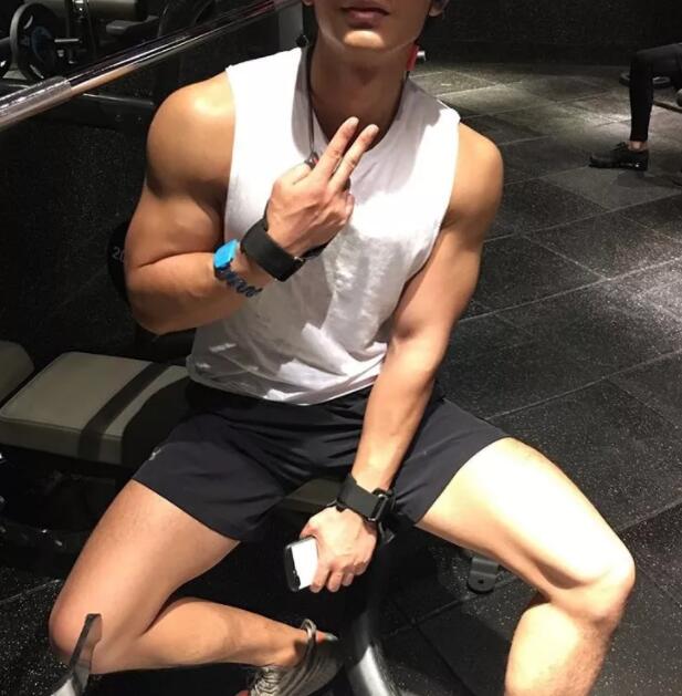 谢梓秋镜头下的吃瓜少年竟是内裤模特？泼水节常客大秀身材尺度超大！ - 51虹马