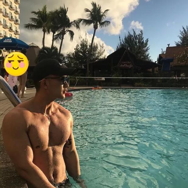 谢梓秋镜头下的吃瓜少年竟是内裤模特？泼水节常客大秀身材尺度超大！ - 51虹马