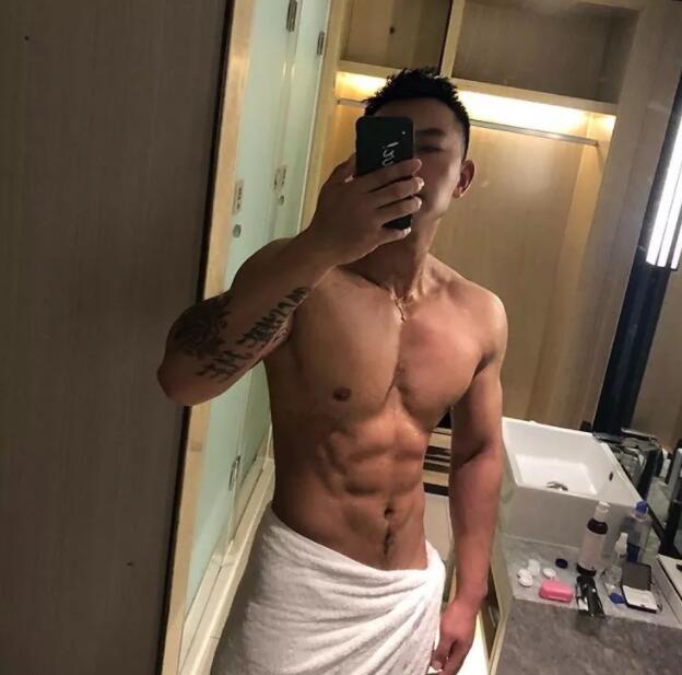 谢梓秋镜头下的吃瓜少年竟是内裤模特？泼水节常客大秀身材尺度超大！ - 51虹马