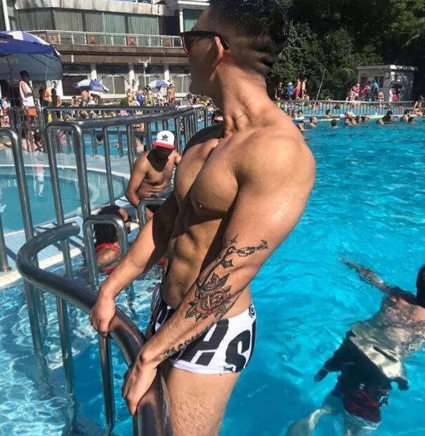 谢梓秋镜头下的吃瓜少年竟是内裤模特？泼水节常客大秀身材尺度超大！ - 51虹马