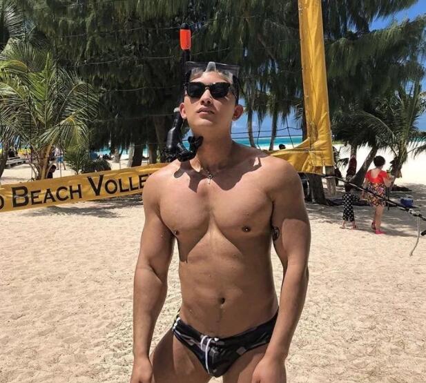 谢梓秋镜头下的吃瓜少年竟是内裤模特？泼水节常客大秀身材尺度超大！ - 51虹马