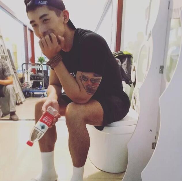 和樊大姐同框气势完全不输，寸头胡渣配大包分分钟帅到发大水！ - 51虹马