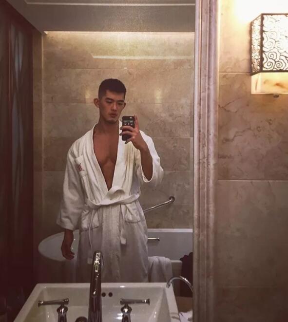 和樊大姐同框气势完全不输，寸头胡渣配大包分分钟帅到发大水！ - 51虹马