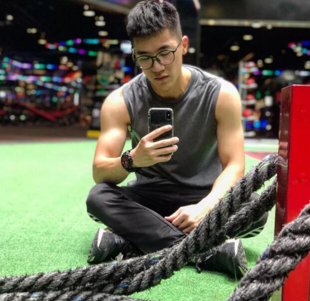 呆萌犬颜小奶狗，脱衣变成精壮小狼狗！颜肉双修秒杀大批网红！ - 51虹马