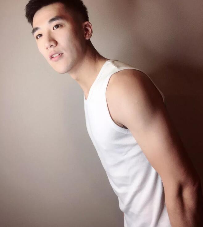 呆萌犬颜小奶狗，脱衣变成精壮小狼狗！颜肉双修秒杀大批网红！ - 51虹马