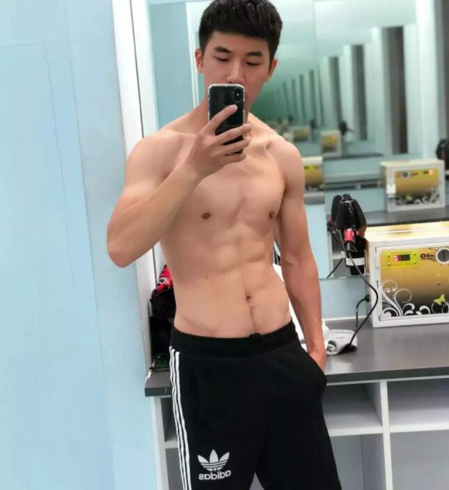 呆萌犬颜小奶狗，脱衣变成精壮小狼狗！颜肉双修秒杀大批网红！ - 51虹马