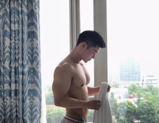 看点∣北电极品翘臀天菜，正装下竟隐藏了这么好的身材，直男看了都要弯！-51虹马