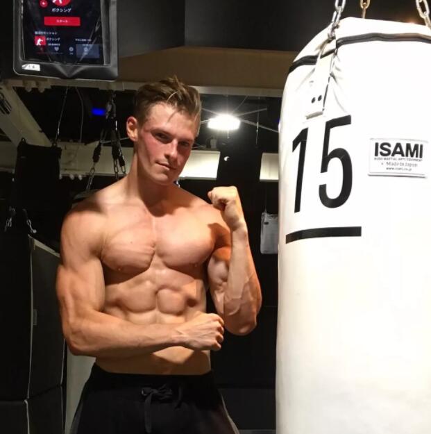 天菜园丁强烈要求加入岛国,竟还玩起筋肉操?-51虹马