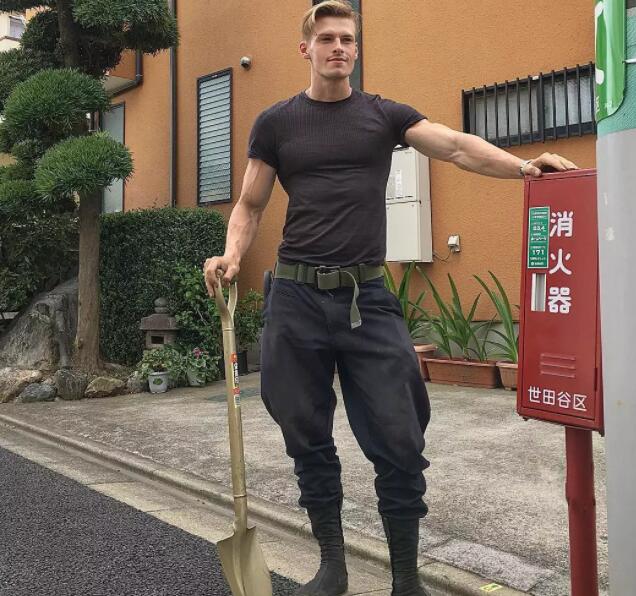 天菜园丁强烈要求加入岛国，竟还玩起筋肉操？ - 51虹马