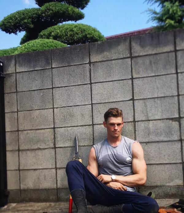 天菜园丁强烈要求加入岛国，竟还玩起筋肉操？ - 51虹马