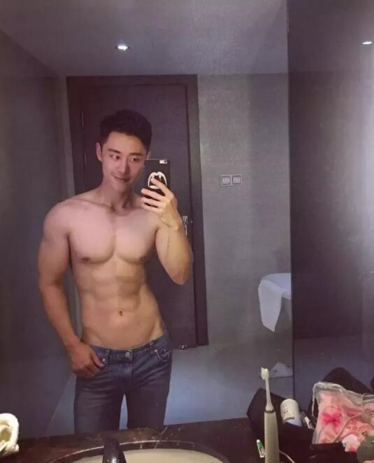 看点∣北电极品翘臀天菜，正装下竟隐藏了这么好的身材，直男看了都要弯！ - 51虹马