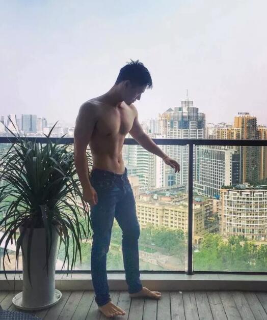 看点∣北电极品翘臀天菜，正装下竟隐藏了这么好的身材，直男看了都要弯！ - 51虹马