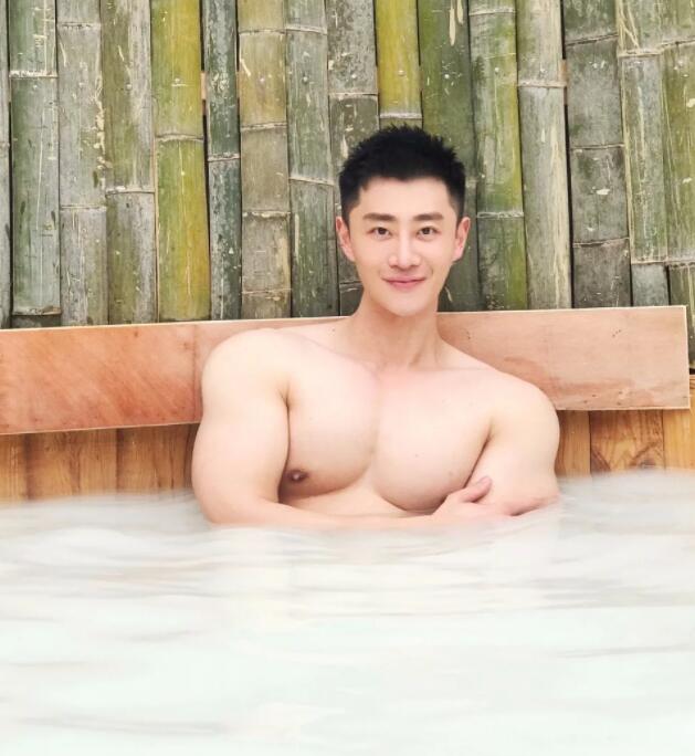 看点∣北电极品翘臀天菜，正装下竟隐藏了这么好的身材，直男看了都要弯！ - 51虹马