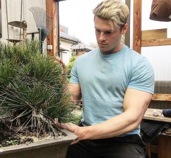 天菜园丁强烈要求加入岛国,竟还玩起筋肉操? - 51虹马 天菜园丁强烈要求加入岛国,竟还玩起筋肉操? - 51虹马