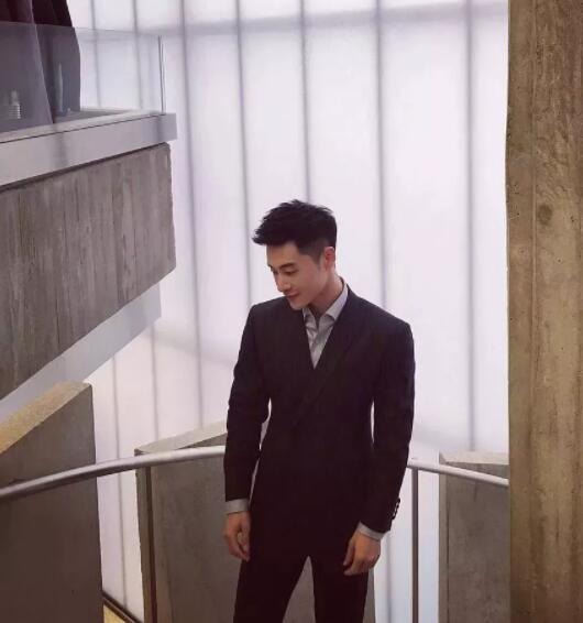 看点∣北电极品翘臀天菜,正装下竟隐藏了这么好的身材,直男看了都要弯! - 51虹马 看点∣北电极品翘臀天菜,正装下竟隐藏了这么好的身材,直男看了都要弯! - 51虹马