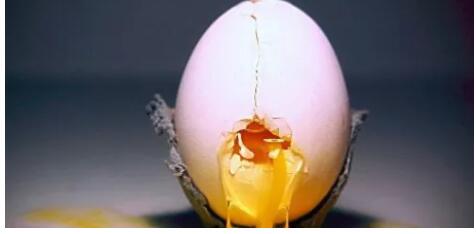 悲催男洗澡关键部位被卡怪板凳，宜家客服无辜回：使用方式不对！ - 51虹马