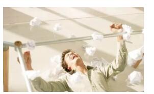 悲催男洗澡关键部位被卡怪板凳，宜家客服无辜回：使用方式不对！ - 51虹马