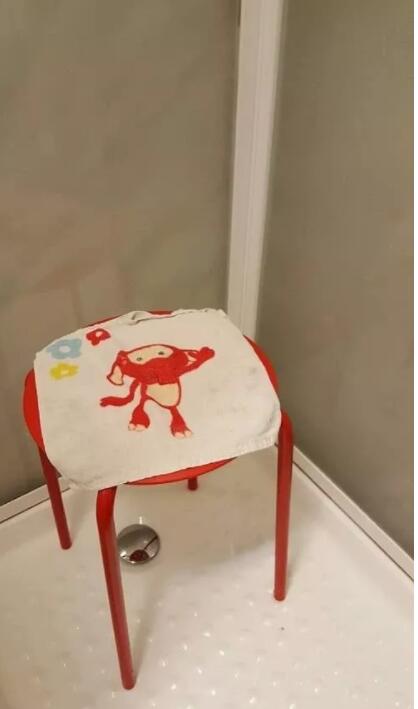 悲催男洗澡关键部位被卡怪板凳，宜家客服无辜回：使用方式不对！ - 51虹马