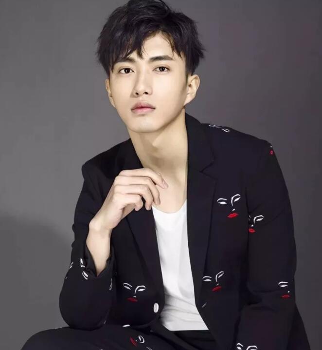 帅哥∣身材小狼狗,长相小奶狗!又苏又撩的明朗少年也是没谁了!--张博涵-51虹马