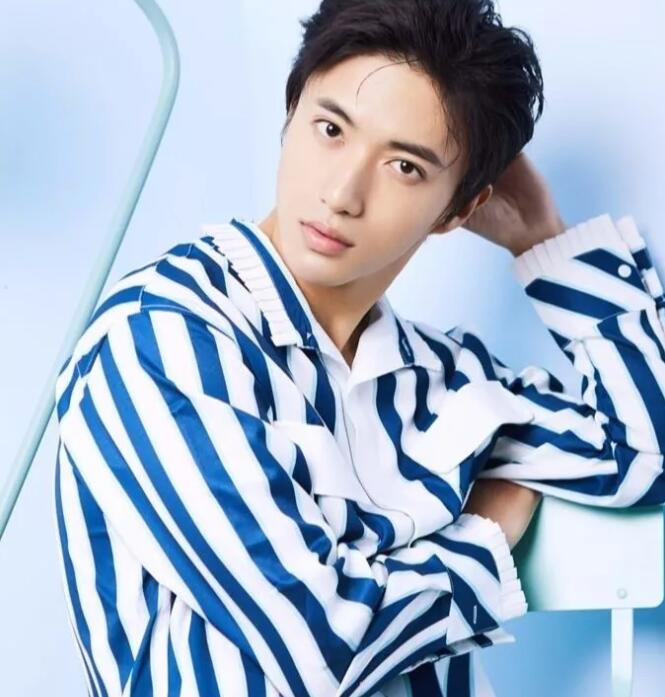 帅哥∣身材小狼狗，长相小奶狗！又苏又撩的明朗少年也是没谁了！－－张博涵 - 51虹马