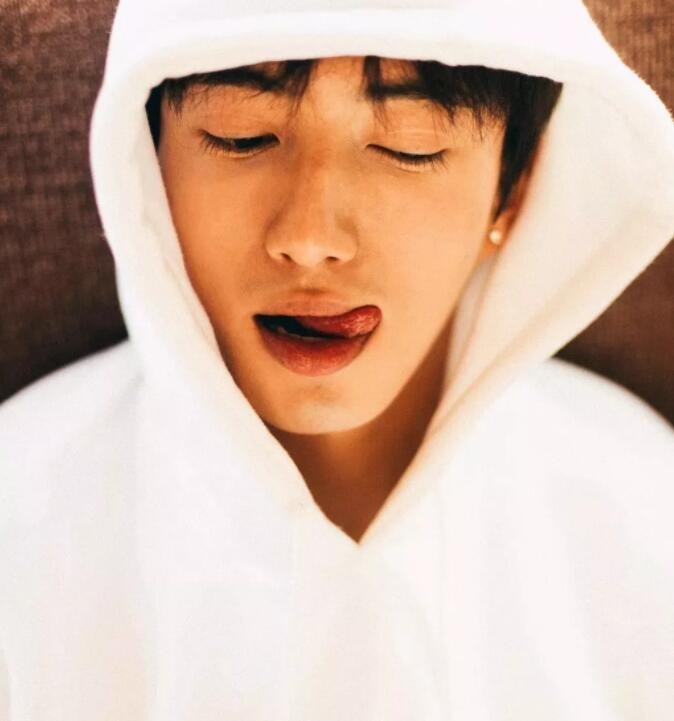 帅哥∣身材小狼狗，长相小奶狗！又苏又撩的明朗少年也是没谁了！－－张博涵 - 51虹马