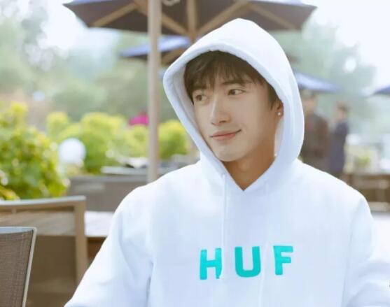 帅哥∣身材小狼狗，长相小奶狗！又苏又撩的明朗少年也是没谁了！－－张博涵 - 51虹马