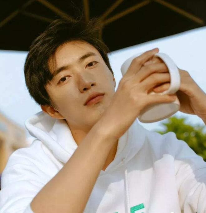 帅哥∣身材小狼狗，长相小奶狗！又苏又撩的明朗少年也是没谁了！－－张博涵 - 51虹马