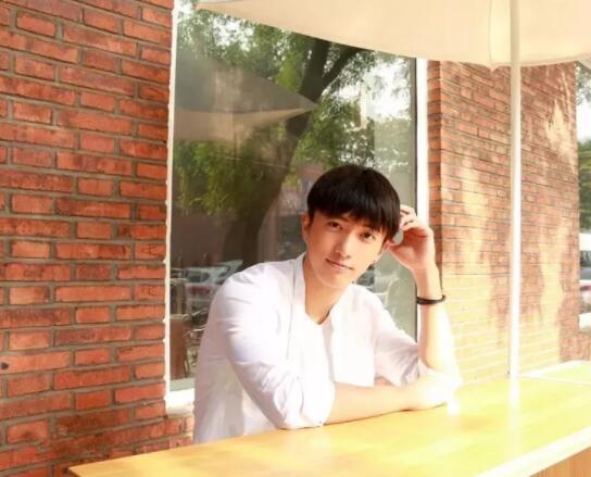 帅哥∣身材小狼狗，长相小奶狗！又苏又撩的明朗少年也是没谁了！－－张博涵 - 51虹马