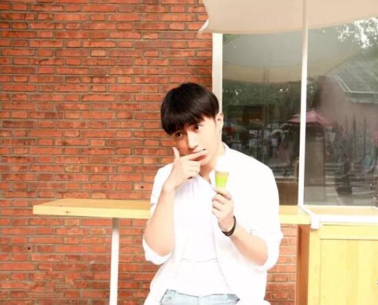 帅哥∣身材小狼狗，长相小奶狗！又苏又撩的明朗少年也是没谁了！－－张博涵 - 51虹马