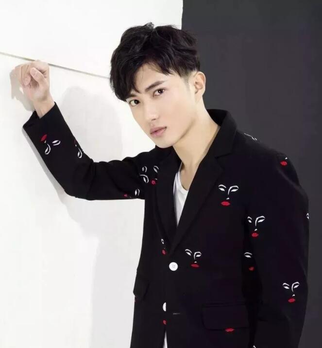 帅哥∣身材小狼狗，长相小奶狗！又苏又撩的明朗少年也是没谁了！－－张博涵 - 51虹马