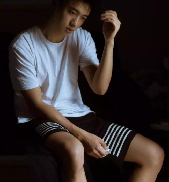 帅哥∣身材小狼狗，长相小奶狗！又苏又撩的明朗少年也是没谁了！－－张博涵 - 51虹马