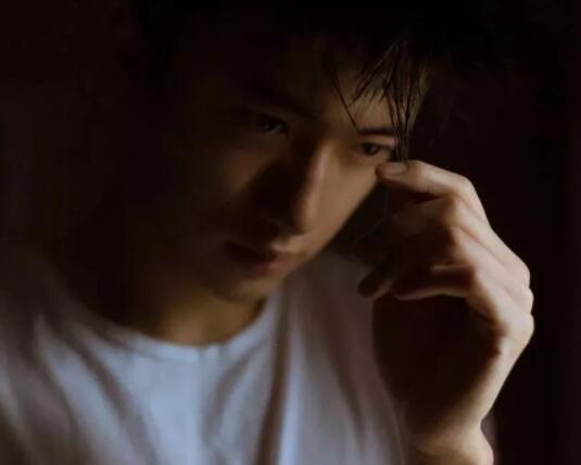 帅哥∣身材小狼狗，长相小奶狗！又苏又撩的明朗少年也是没谁了！－－张博涵 - 51虹马