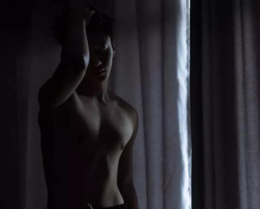 帅哥∣身材小狼狗，长相小奶狗！又苏又撩的明朗少年也是没谁了！－－张博涵 - 51虹马