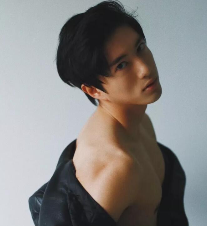 帅哥∣身材小狼狗，长相小奶狗！又苏又撩的明朗少年也是没谁了！－－张博涵 - 51虹马